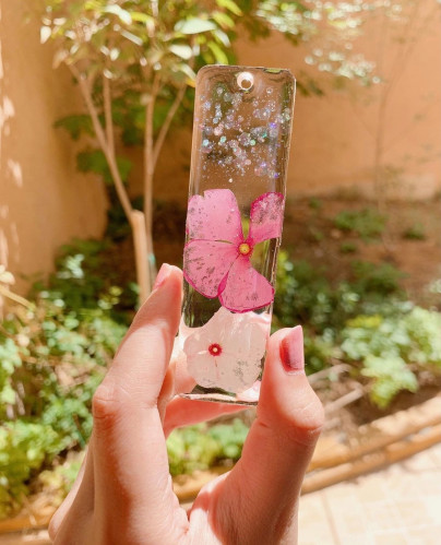 فاصل كتاب كبير وردي وابيض