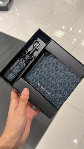 محفظة وتعليقة مايكل كورس