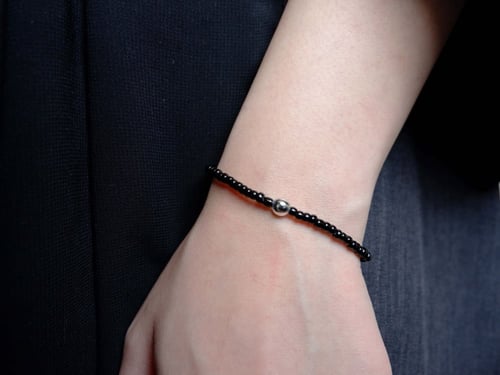 مجموعة سوارة من الخرز الاسود وخواتم (3 قطع)