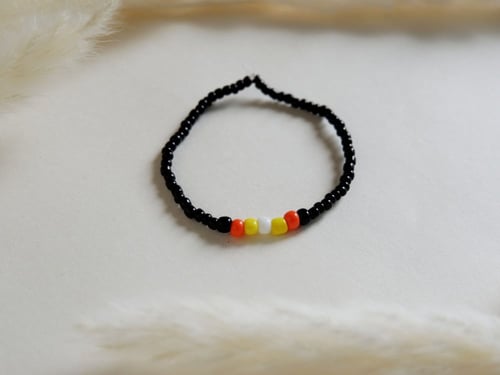 سوارة من الخرز بلون أصفر وبرتقالي