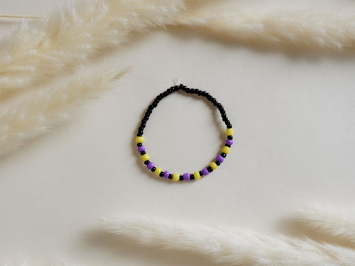 سوارة من الخرز بلون بنفسجي وأصفر