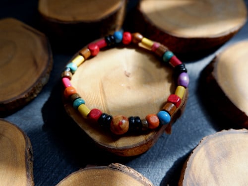 سوارة من الخرز الخشبي بتصميم عشوائي