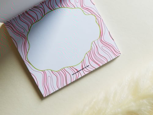 ورق ملاحظات بتصميم خطوط كنتور (ملون)