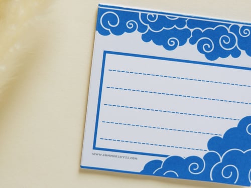 ورق ملاحظات بتصميم غيوم (أحمر - أزرق)