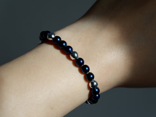 سوارة من الخرز بلون كحلي وفضي