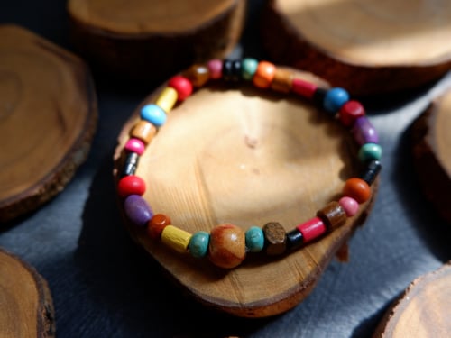 سوارة من الخرز الخشبي بتصميم عشوائي