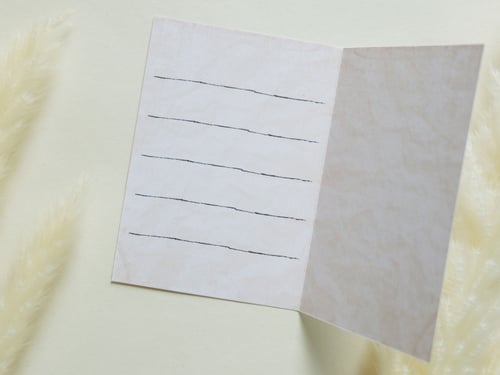 بطاقة إهداء بتصميم ورقة موسيقية