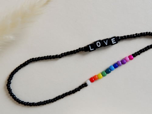 تعليقة زينة للجوال LOVE (ملون)