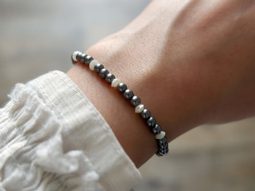 سوارة من الخرز بلون لؤلؤي كلاسيك