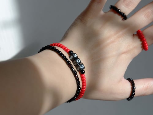 مجموعة سوراة من الخرز بتصميم كلمة SOS وخواتم (6 قط...