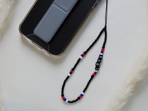 تعليقة زينة للجوال LOVE (أزرق وأحمر)