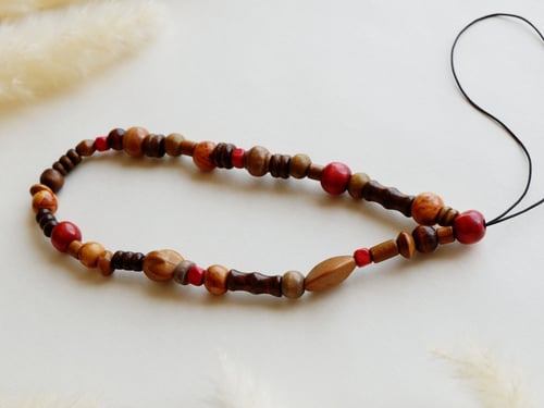 تعليقة زينة للجوال (خشبي بني)