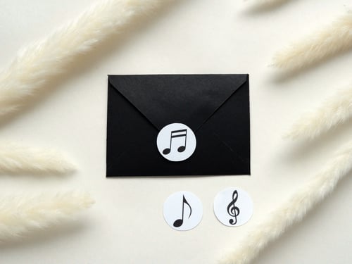 ظرف أسود بتصميم موسيقي مع 3 ملصقات