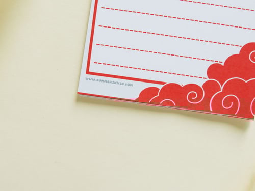 ورق ملاحظات بتصميم غيوم (أحمر - أزرق)