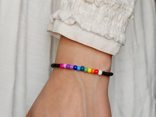 سوارة من الخرز ملون