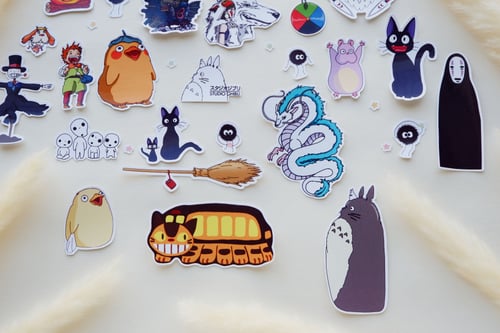 مجموعة ملصقات بتصميم Studio Ghibli