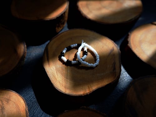 مجموعة من 2 خواتم من الخرز ابيض واسود (2 قطع)