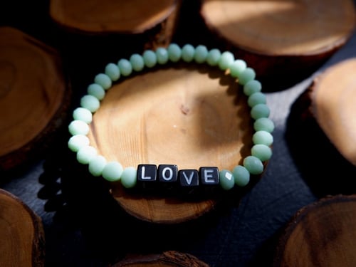 سوارة من الخرز بتصميم كلمة LOVE (نعناعي)