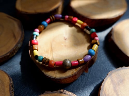 سوارة من الخرز الخشبي بتصميم عشوائي