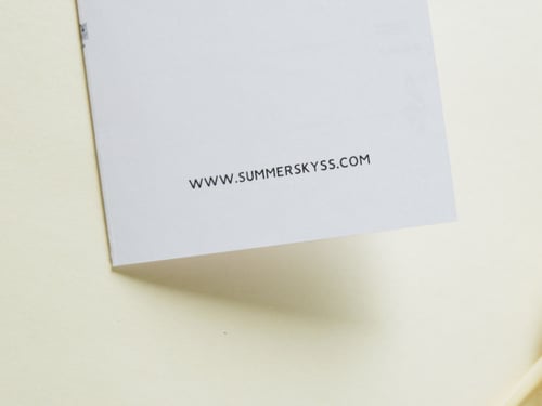 بطاقة إهداء بتصميم سنفونية موسيقية