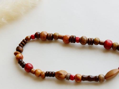 تعليقة زينة للجوال (خشبي بني)