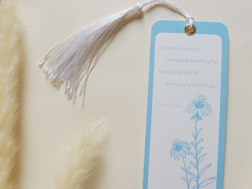 فاصل كتب بتصميم زهرة سماوي