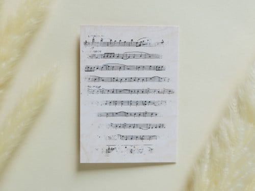 بطاقة إهداء بتصميم ورقة موسيقية