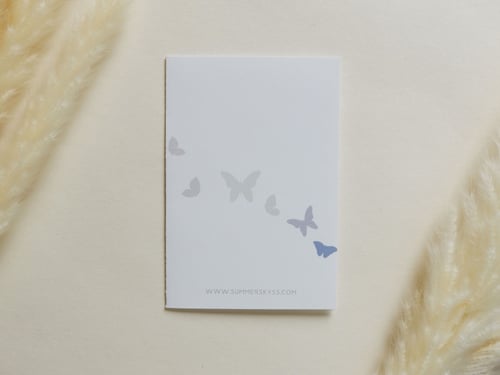 بطاقة إهداء بتصميم فراشات