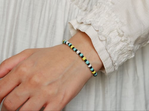 سوارة من الخرز بلون أصفر وتركوازي