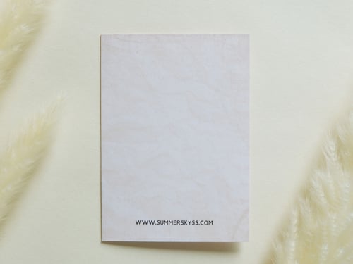 بطاقة إهداء بتصميم ورقة موسيقية