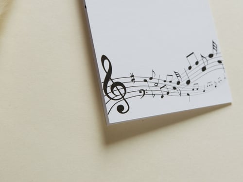 بطاقة إهداء بتصميم سنفونية موسيقية