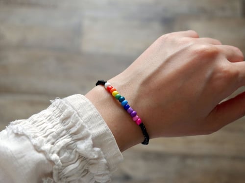 سوارة من الخرز ملون