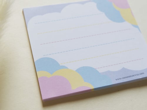 ورق ملاحظات بتصميم غيوم بنفسجي