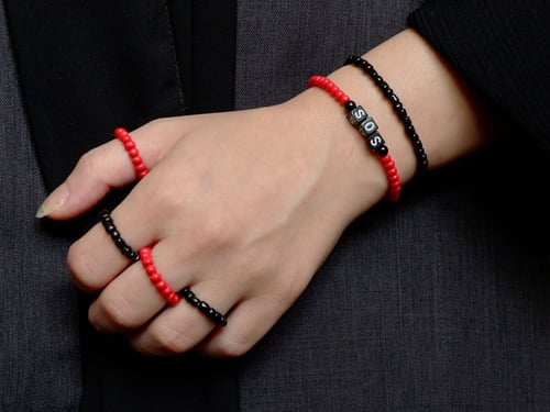 مجموعة سوراة من الخرز بتصميم كلمة SOS وخواتم (6 قط...