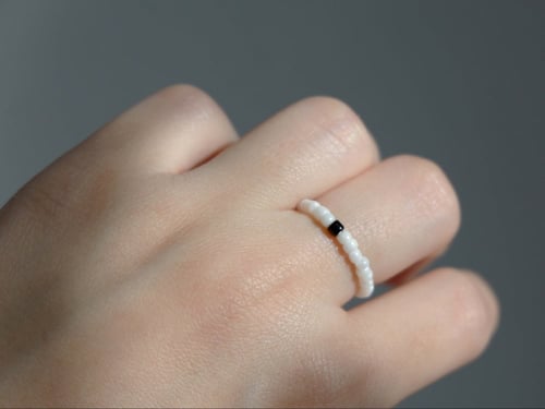 مجموعة من 2 خواتم من الخرز ابيض واسود (2 قطع)