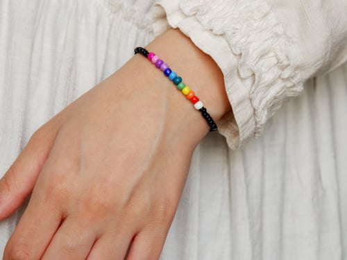 سوارة من الخرز ملون