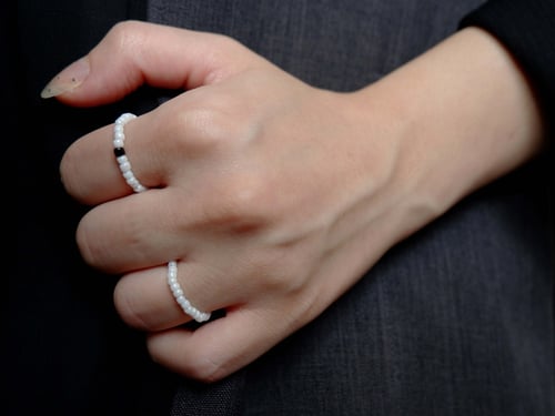 مجموعة من 2 خواتم من الخرز ابيض واسود (2 قطع)