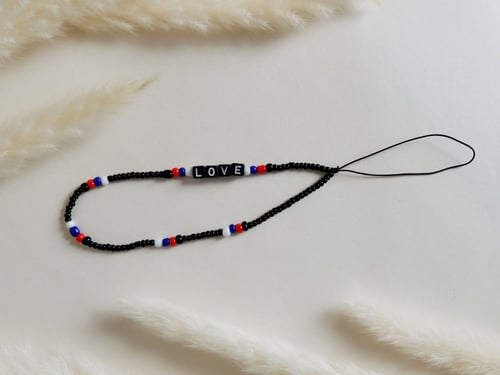 تعليقة زينة للجوال LOVE (أزرق وأحمر)