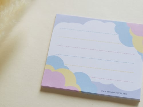 ورق ملاحظات بتصميم غيوم بنفسجي