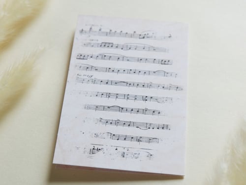 بطاقة إهداء بتصميم ورقة موسيقية