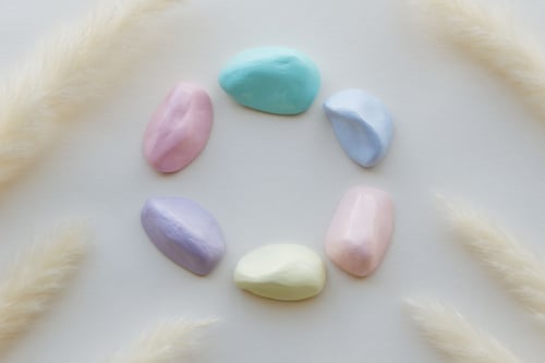 مجموعة من 6 مغناطيس سيراميك بتصميم احجار