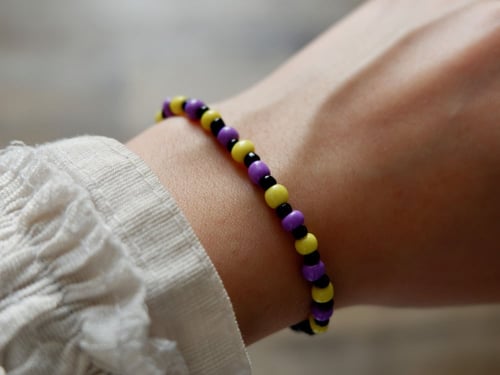 سوارة من الخرز بلون بنفسجي وأصفر