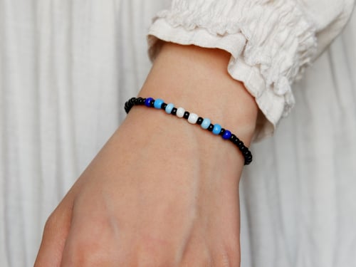 سوارة من الخرز بلون سماوي وكحلي