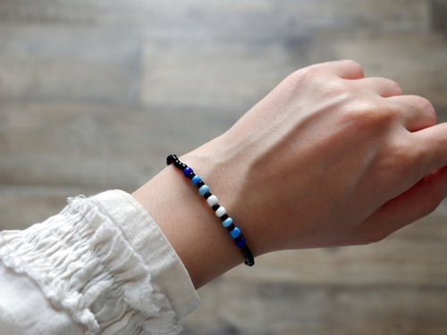 سوارة من الخرز بلون سماوي وكحلي