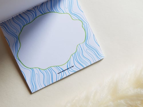 ورق ملاحظات بتصميم خطوط كنتور (ملون)