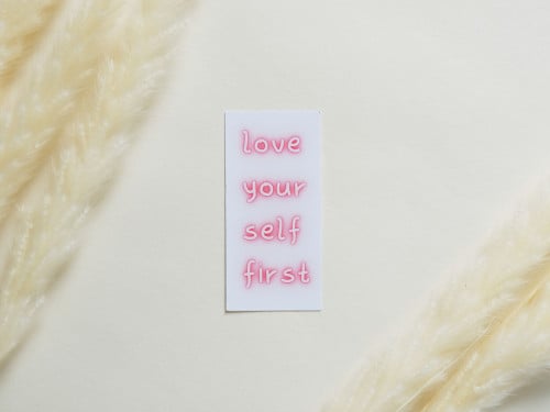 ملصق بتصميم عبارة Love your self first