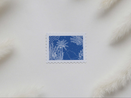 ملصق بتصميم طابع المملكة أزرق