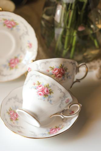 كوب و طبق من Royal Albert