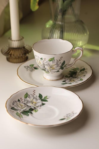 ثُلاثية أزهار الكامِيلِيَا