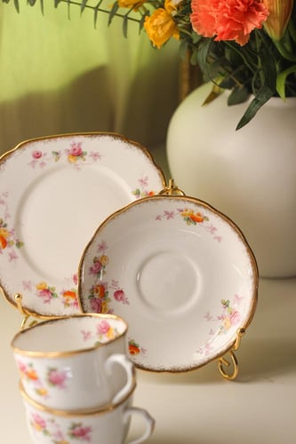 طقم أنتيك من رويال ألبرت بتصميم ديتسي روز